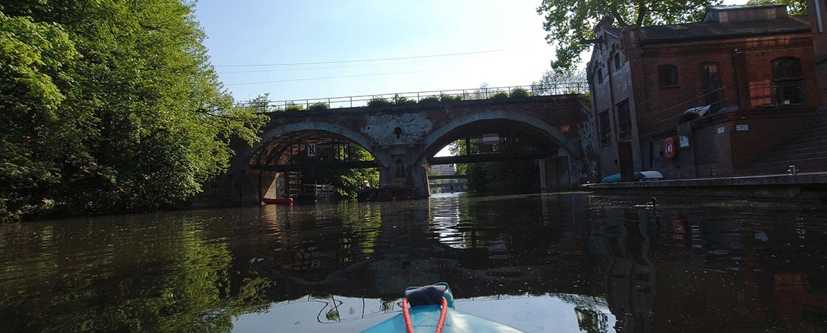 Bild von der Paddeltour um die Billerhuder Insel mit Blick auf die Brücke bei der alten Schokofabrik am Südkanal