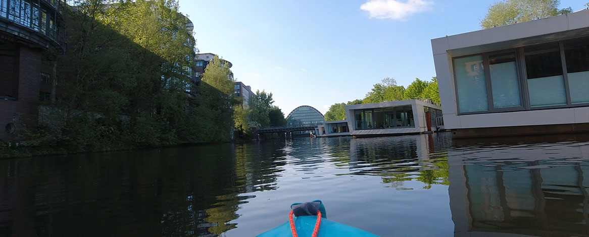 Bild von der Paddeltour um die Billerhuder Insel mit Blick auf die Hausboote am Hochwasserbassin vom Wasser aus