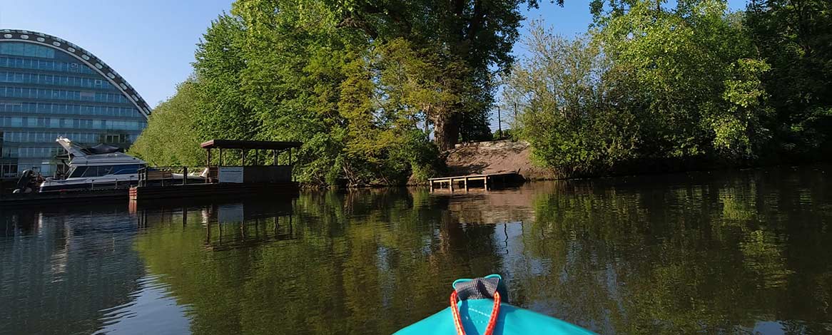 Bild von der Paddeltour um die Billerhuder Insel mit Blick aus dem Kanu heraus auf den öffentliche Steg als Einstiegspunkt am Hochwasserbassin