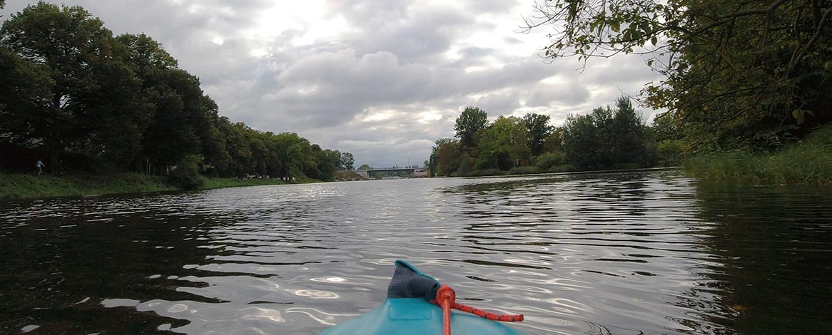 Blick aus Luftboot auf die Kanaltrave in Luebeck Höhe des Wasserspielplatzes Kaisertor