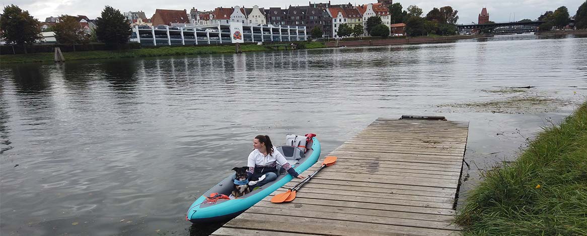 Luftboot auf der Trave am Steg des Kanueinlasses in der Falkenstrasse in Lübeck