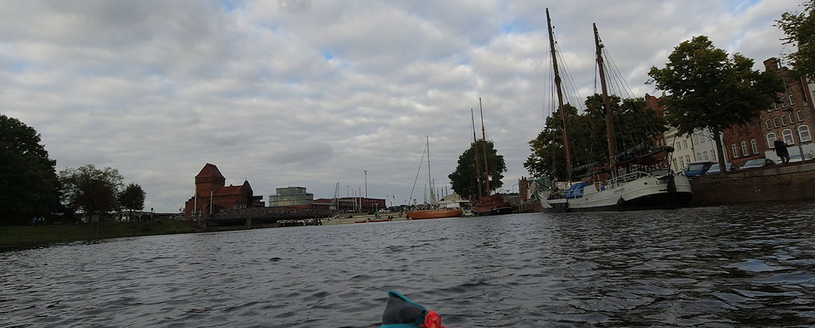 Blick auf Schiffe im Lübecker Museumshafen vom Kanu aus