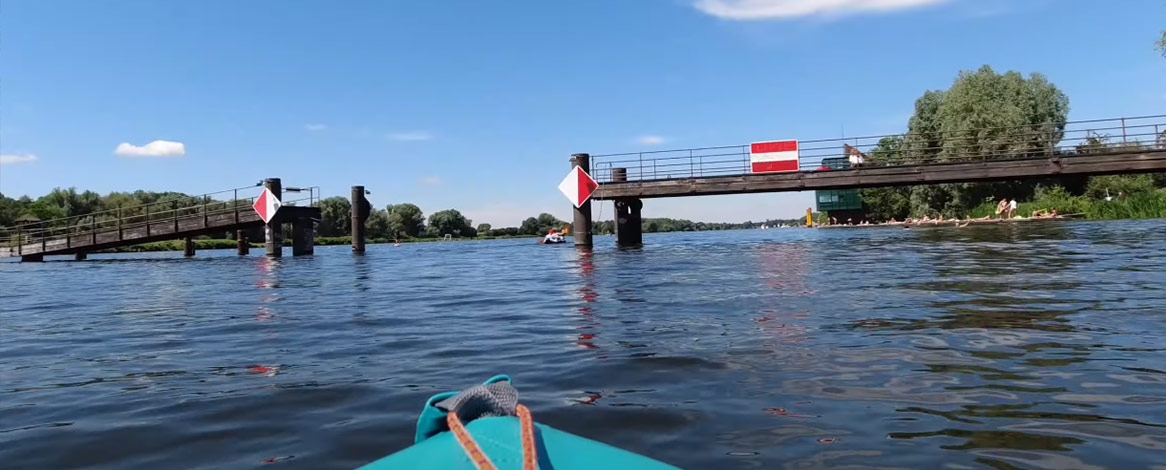 Einfahrt vom Wasser aus in den Wasserpark an der Dove-Elbe