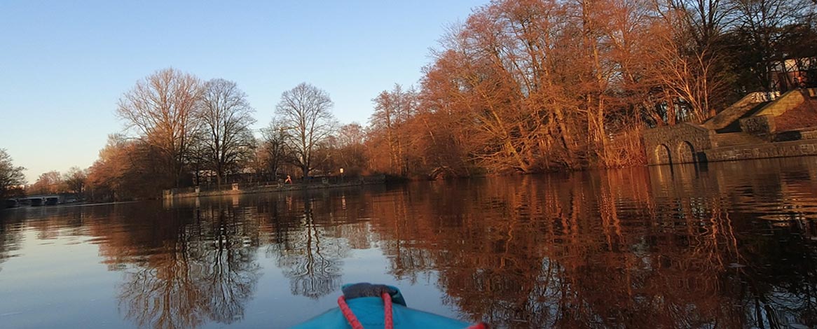 Blick auf den Alster-Spielplatz bei der Kanu-Einsetzstelle in Hamburg-Nord vom Wasser aus fotografiert