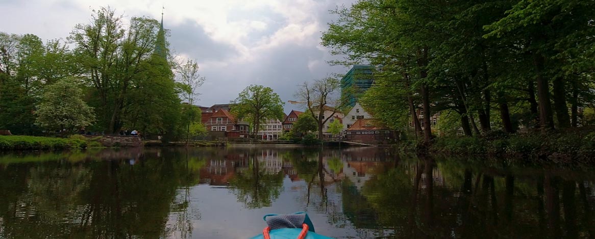 Blick auf Altstadt in Bergedorf vom Kanu aus auf oberer Bille fotografiert