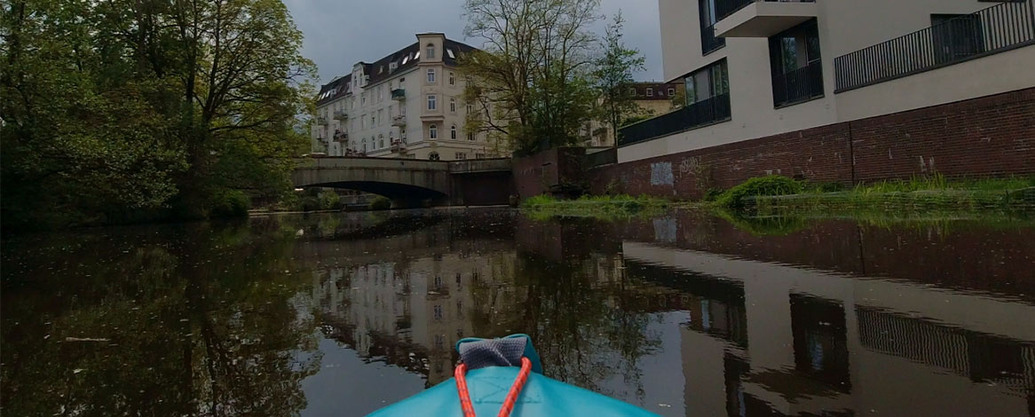 Blick auf Bille-Brücke an der Ernst-Mantius-Strasse in Bergedorf vom Kanu aus