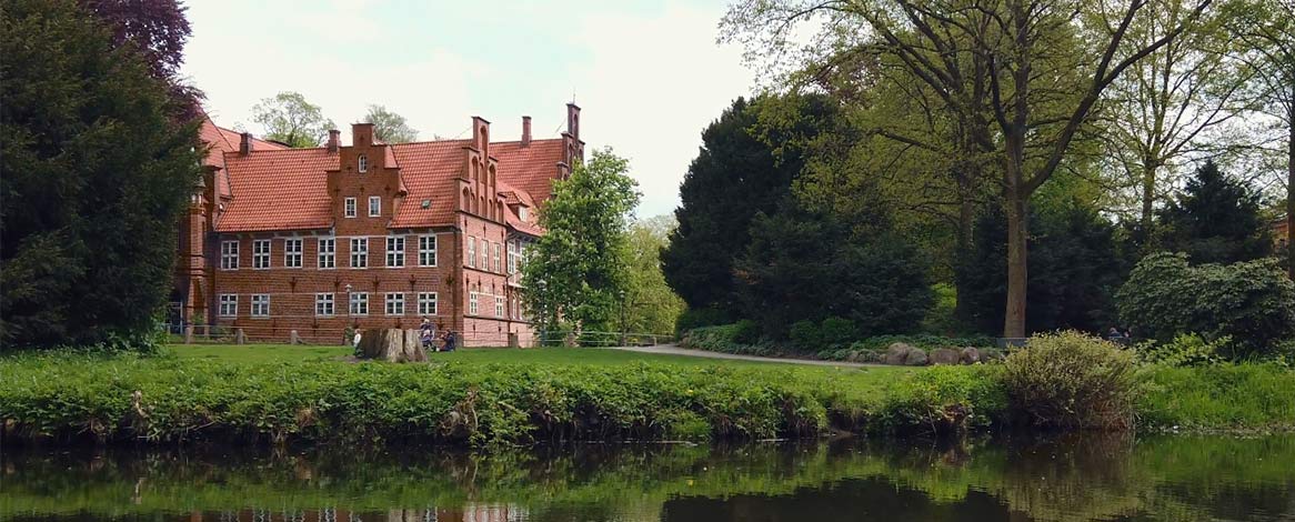 Bergedorfer Schloss aus dem Kanu heraus fotografiert bei Kanutour auf oberer Bille