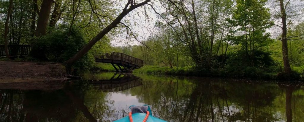 Hölzerne Fußgängerbrücke im Park bei Chrysanderstrasse in Bergedorf von Bille aus Kanu heraus fotografiert