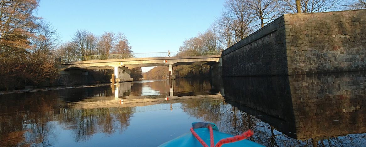 Hindenburgbrücke auf Kanutour in Hamburg-Nord vom Kanu aus fotografiert