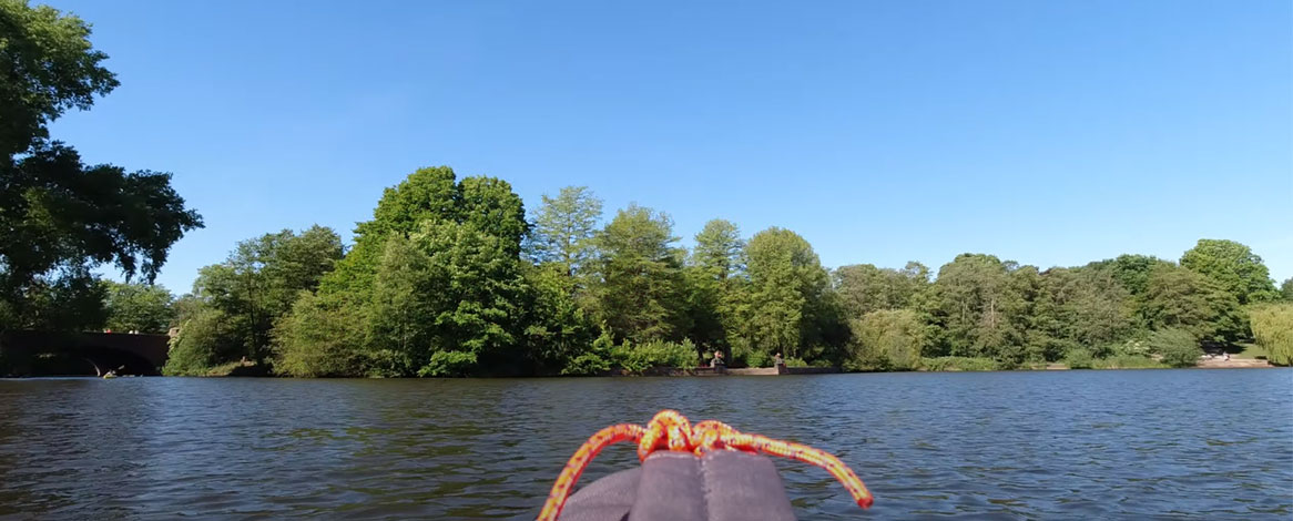 Blick auf Liebesinsel im Stadtpark Hamburg beim Paddeln auf dem Stadtparksee aus dem Kanu heraus fotografiert