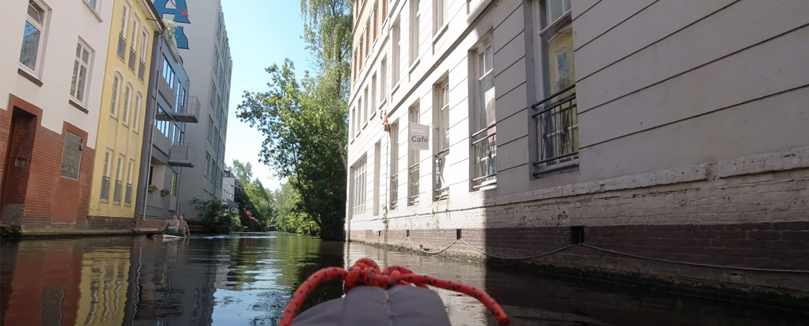 Cafe mit weißer Hauswand am Mühlenkampkanal bei Kanutour in Hamburg-Winterhude