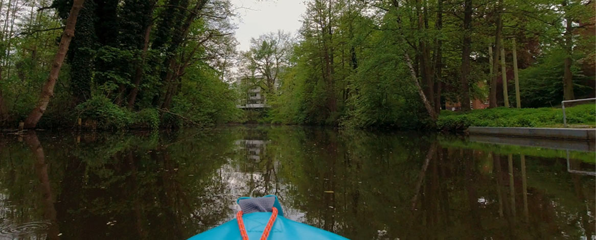 Öffentlicher Steg als Kanueinlass am Gewerkschaftsweg in Bergedorf vom Kanu aus auf der Bille fotografiert