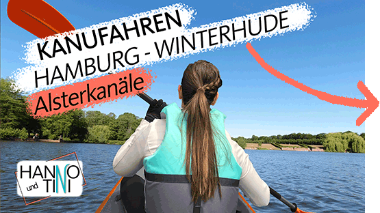 Thumbnail zum Video Kanutour durch Hamburg-Winterhude mit Blick auf den Stadtparksee und Tini von hinten mit Paddel in der Hand aus dem Kajak heraus fotografiert