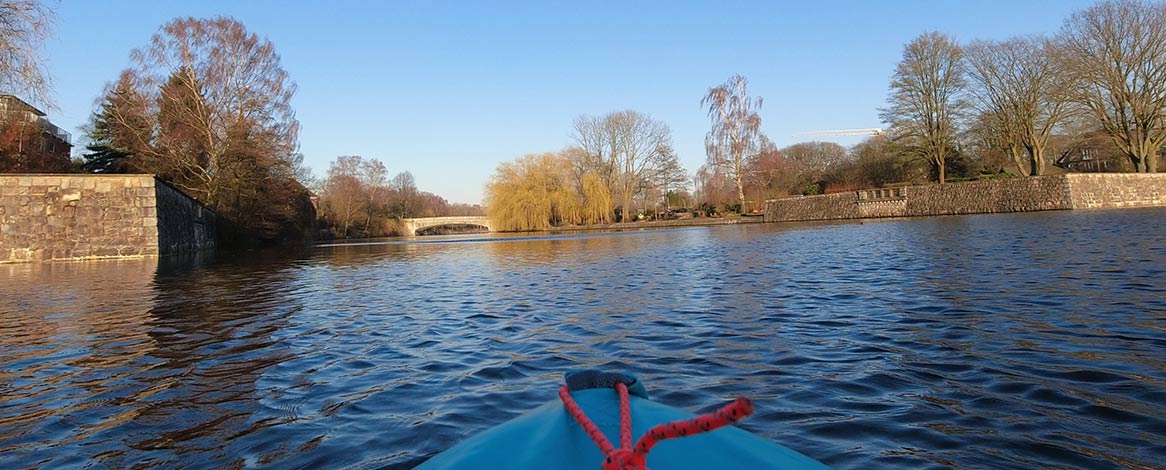 Massive Uferbefestigung des Wendebeckens am Alsterkanal in Hamburg-Nord vom Kanu aus fotografiert