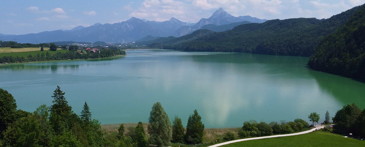 Luftaufnahme des Weißensees im Ostallgäu