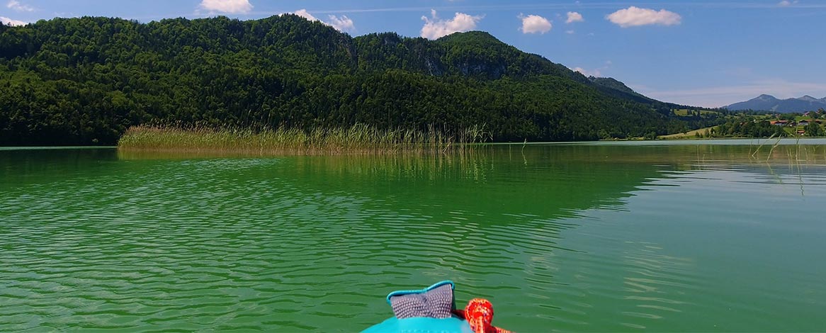 Blick aufs Südufer des Weißensees im Ostallgäu vom Kajak aus