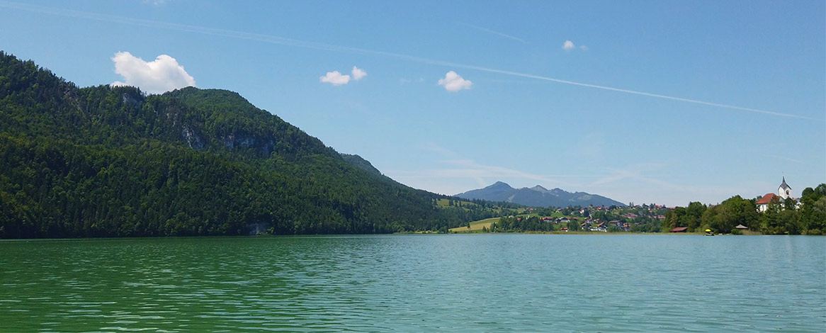 Blick auf Pfarrkirche Sankt Walburga am Weißensee vom Kanu aus