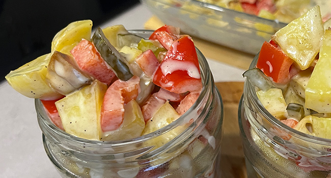 Rezeptvorschaubild zu veganem Country-Kartoffelsalat mit roter Paprika und Gewürzgurke im To-go-Glas für Unterwegs